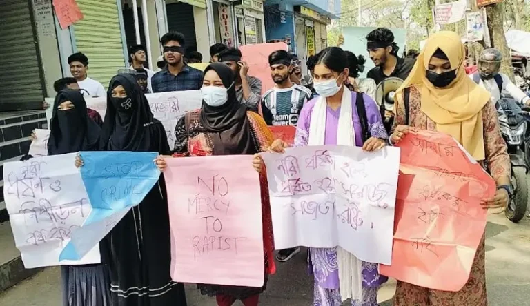 কলাপাড়ায় মুখে কালো কাপড় বেঁধে শিক্ষার্থীদের বিক্ষোভ