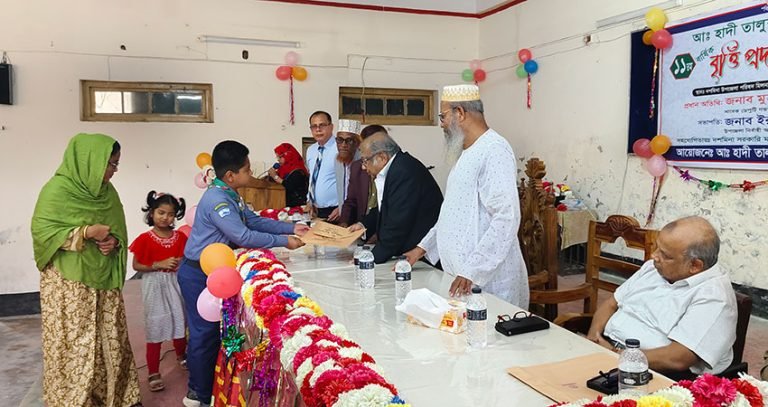 পটুয়াখালীর দশমিনায় মেধাবী শিক্ষার্থীদের মাঝে বৃত্তি প্রদান