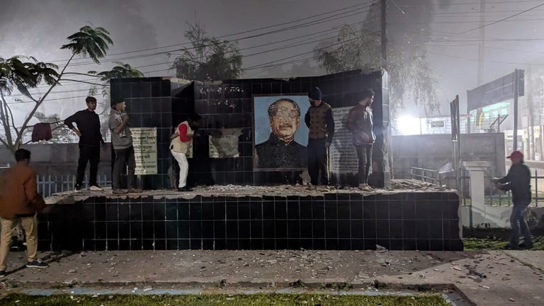 পটুয়াখালীতে বঙ্গবন্ধুর দুটি ম্যুরাল ভাঙচুর