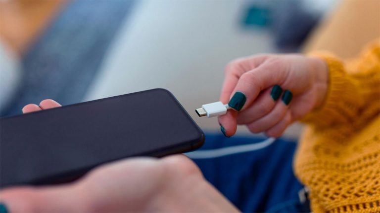 সঠিক উপায়ে মোবাইল চার্জ না দিলে বিপদ!