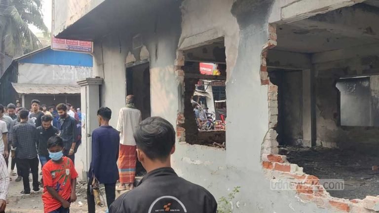 ঝালকাঠিতে আমুর বাসভবন ও প্রতিষ্ঠানের নামফলক ভাঙচুর
