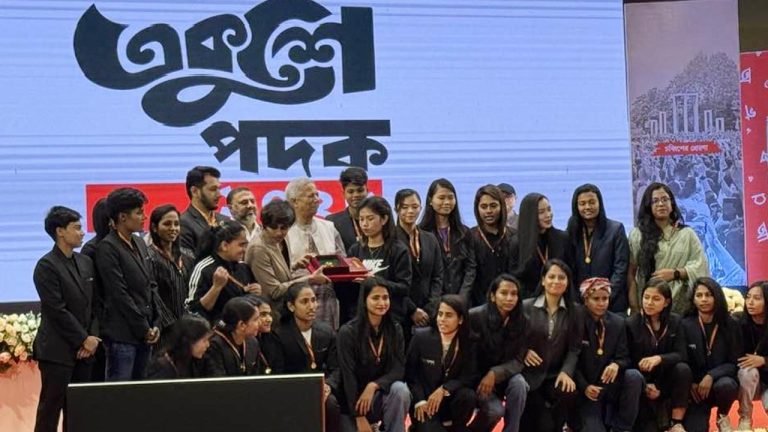 একুশে পদক গ্রহণ করলেন সাবিনা খাতুনরা