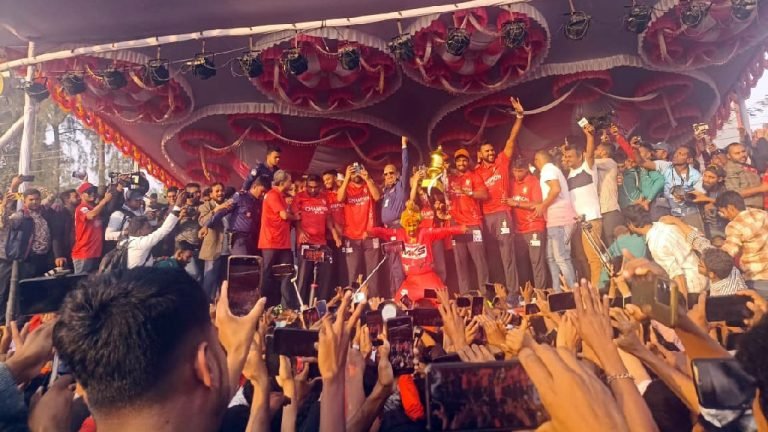 ৪ মিনিটে শেষ তামিম-মুশফিকদের সংবর্ধনা, ক্ষোভে মঞ্চ ভাঙচুর