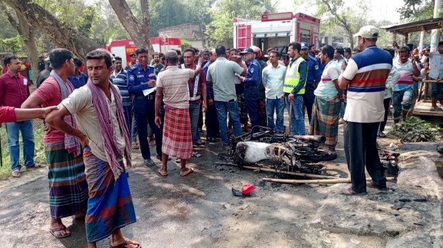 “মেহেরপুরে দুই গ্রামের সংঘর্ষে নিহত ১, ভাঙচুর ও অগ্নিসংযোগ”