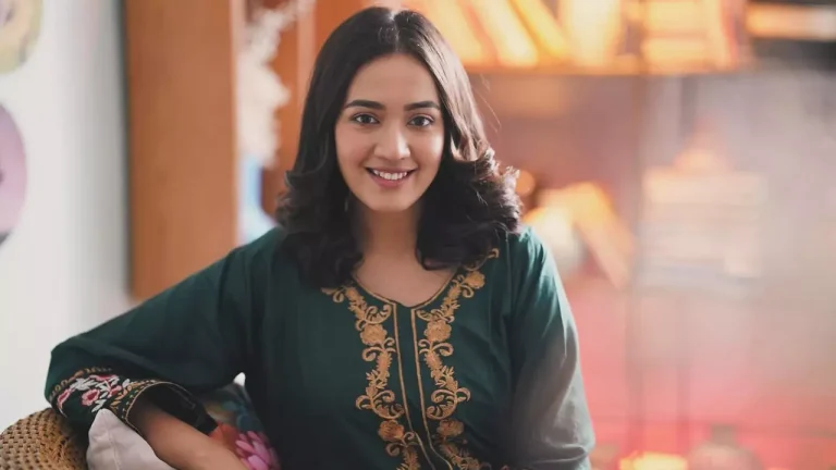 নামাজি ছেলে চান আইশা খান, শর্ত জানালেন নিজেই