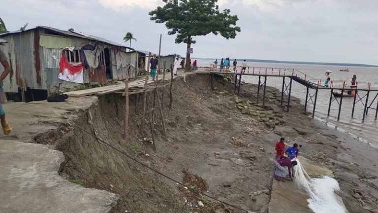পটুয়াখালীর পানপট্টি লঞ্চঘাট বিলীনের পথে, স্থায়ী রক্ষার দাবি স্থানীয়দের