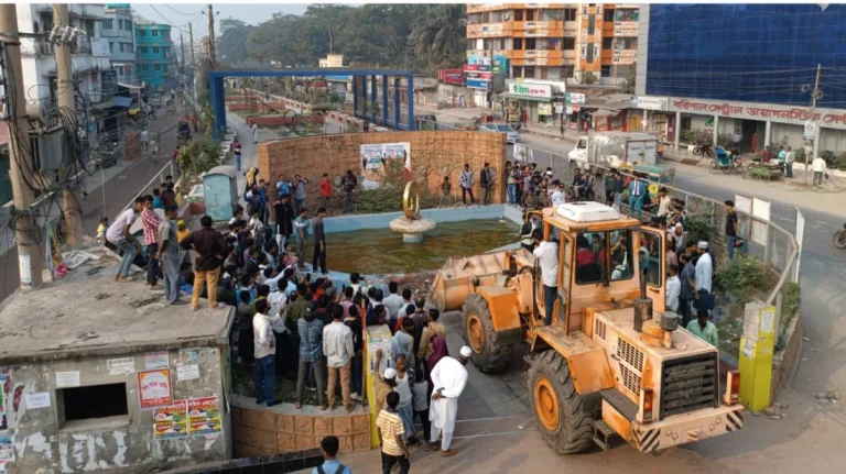 বরিশালে ভাস্কর্য ও পার্ক ভাঙচুর