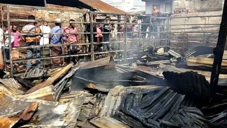 পিরোজপুরে আগুনে ৪১ দোকান পুড়ে গেছে, কোটি টাকার ক্ষতি