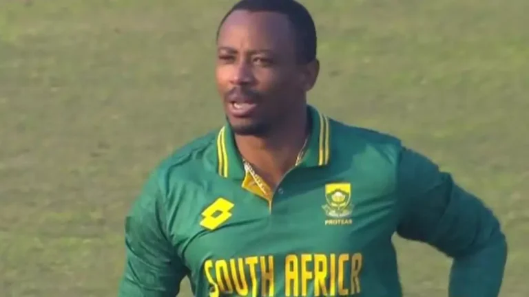 ক্রিকেটার সংকটে মাঠে নামলেন ফিল্ডিং কোচ!