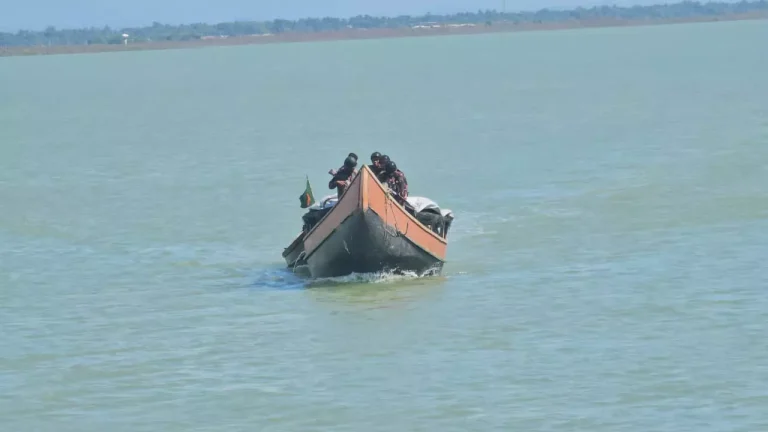 নৌকাসহ চার জেলেকে ধরে নিয়ে গেল আরাকান আর্মি
