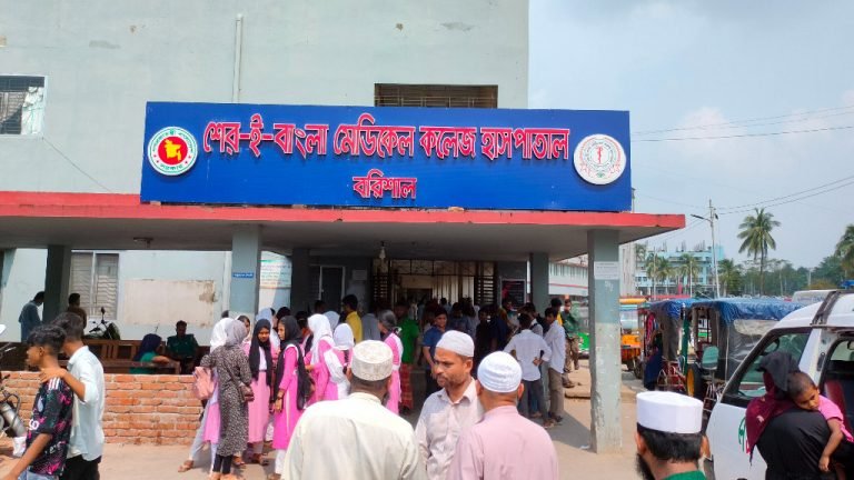 বরিশালে সরকারি হাসপাতালেই বেশি যান মানুষ