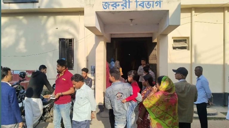ঝালকাঠিতে বাসচাপায় প্রাণ গেল বিদ্যালয়ের ল্যাব সহকারীর