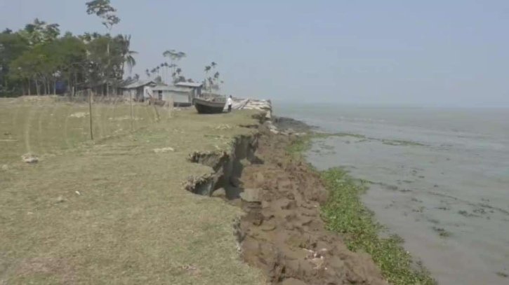 অসময়ে মেঘনার ভাঙনে হুমকির মুখে ভোলা শহর