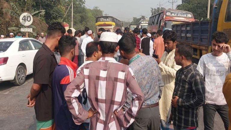 ভোলায় বাসের ধাক্কায় প্রাণ হারাল জান্নাত, মায়ের হাত ধরে রাস্তা পার হচ্ছিল