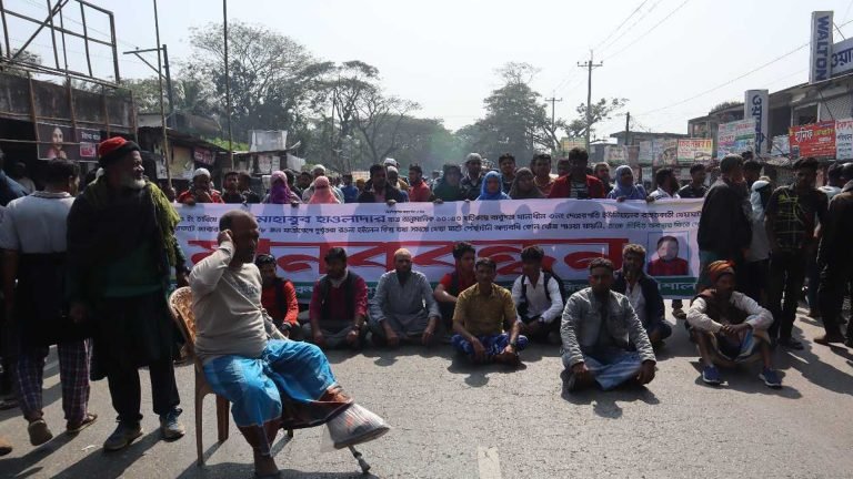 ট্রলার চালক অপহরণ বরিশাল -ঢাকা মহাসড়কে ৩ ঘণ্টা মানববন্ধন