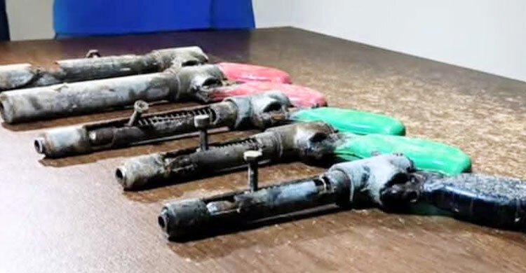 বরিশালে পুকুরের পাড় থেকে পাঁচটি পাইপগান উদ্ধার