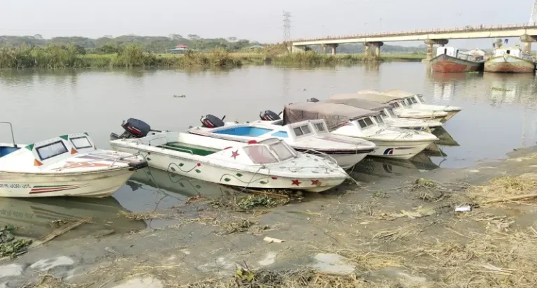 বরিশালে মাঝ নদীতে রশি টানিয়ে স্পিডবোট চলাচলে বাধা: চাঁদাবাজির অভিযোগ