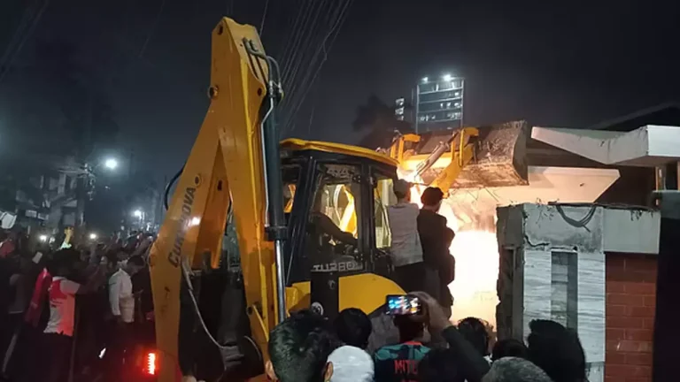 খুলনায় বুলডোজার দিয়ে গুঁড়িয়ে দেওয়া হলো ‘শেখ বাড়ি’