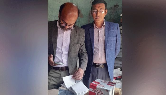 বেতাগীতে অতিরিক্ত দামে সার বিক্রিতে ব্যবসায়ীকে জরিমানা