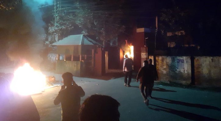 ভোলায় তোফায়েল আহমেদের বাড়িতে ভাঙচুর ও অগ্নিসংযোগ, উত্তেজিত জনতার প্রতিবাদ