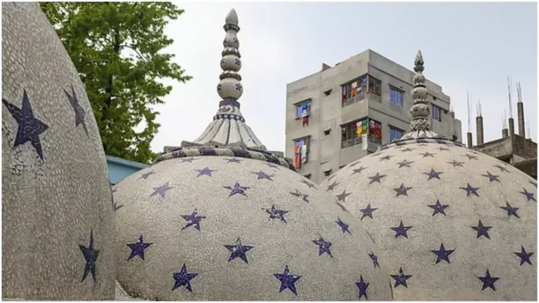 বিদেশি পর্যটকরা ঢাকার যে মসজিদ দেখতে আসেন