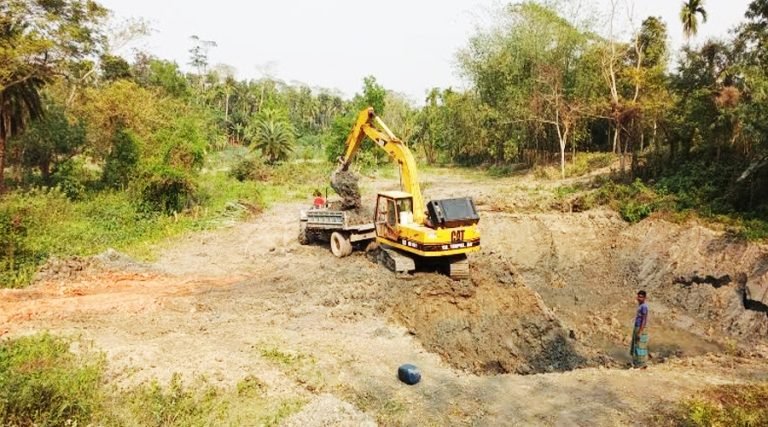 বরগুনার কুকুয়া খালের মাটি পাচার হচ্ছে পটুয়াখালীর ইটভাটায়
