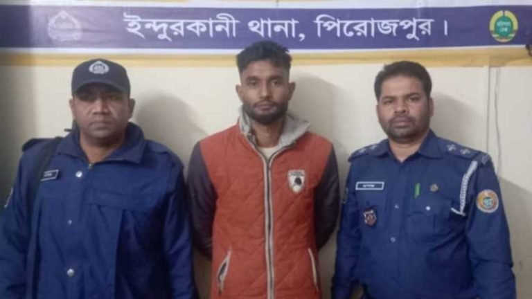 মাকে গাছে বেঁধে ঘরে আগুন দিলেন চাকরিচ্যুত সেনা সদস্য