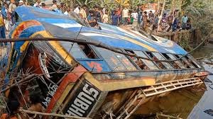 ভোলায় যাত্রীবাহী বাসের মুখোমুখি সংঘর্ষ, আহত ২৫ জন