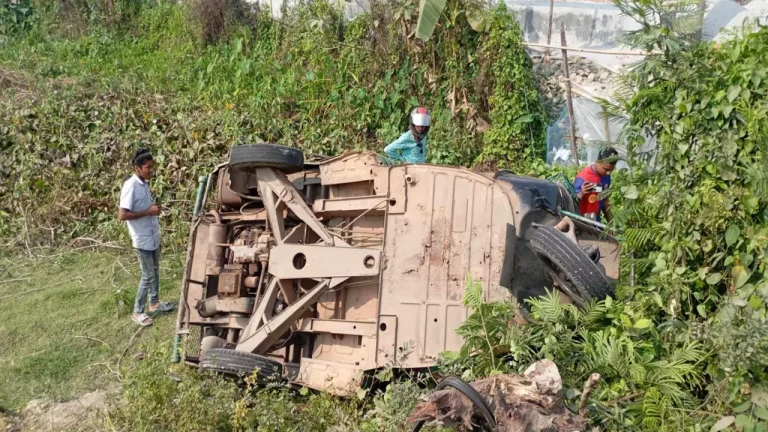 বরগুনায় বাস-মাহেন্দ্র-মোটরসাইকেলের ত্রিমুখী সংঘর্ষ, নিহত ৩