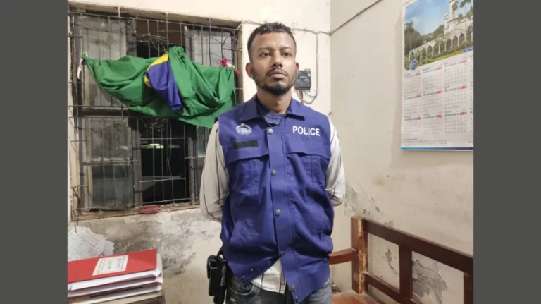 নাজিরপুরে ভুয়া পুলিশ আটক, স্থানীয়দের হাতে পুলিশের কাছে হস্তান্তর