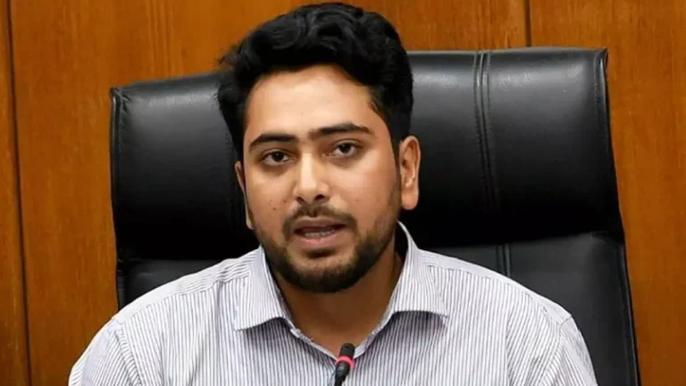‘শহীদ পরিবার-আহতদের ভবিষ্যৎ নিশ্চয়তা দেওয়া আমাদের অঙ্গীকার’:উপদেষ্টা নাহিদ