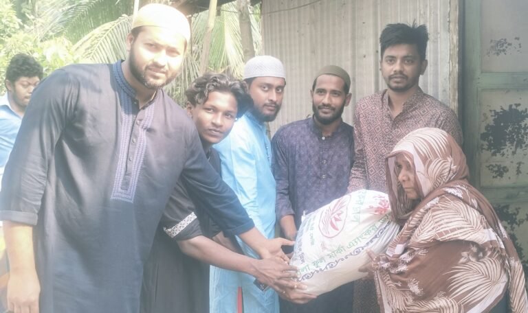 দুঃস্থ পরিবারের মধ্যে ইফতার সামগ্রী বিতরণ করেছে চাঁদশী সমাজসেবা সংগঠন
