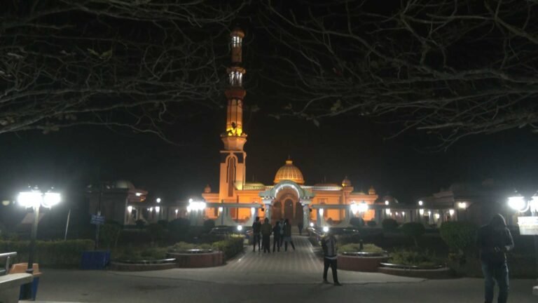 বরিশালের ‘বায়তুল আমান’ মসজিদ,আকাশছোঁয়া মিনার ও অপূর্ব সৌন্দর্যের এক দৃষ্টান্ত