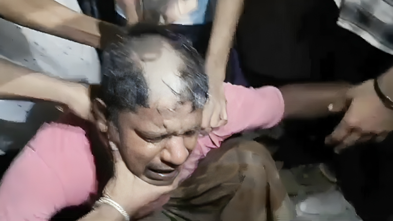 পটুয়াখালীতে ইভটিজারের মাথা ন্যাড়া, জনতার প্রতিবাদ