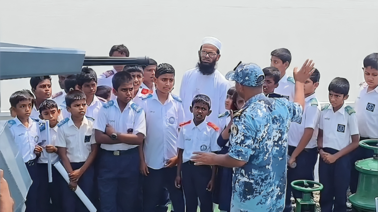 কলাপাড়ায় কোস্টগার্ডের যুদ্ধজাহাজ উন্মুক্ত, উপচে পড়া ভিড়