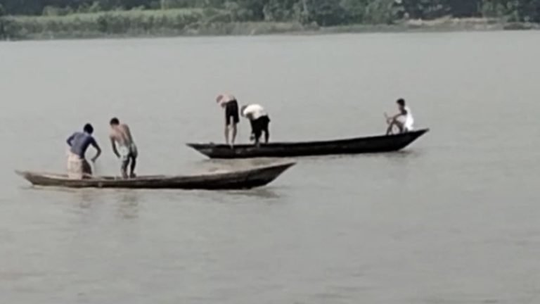 আড়িয়াল খাঁ নদে গোসলে নেমে স্কুলছাত্র নিখোঁজ