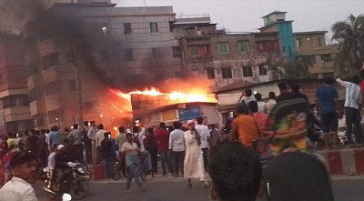 বরিশালে আগুনে পুড়লো তিন দোকান
