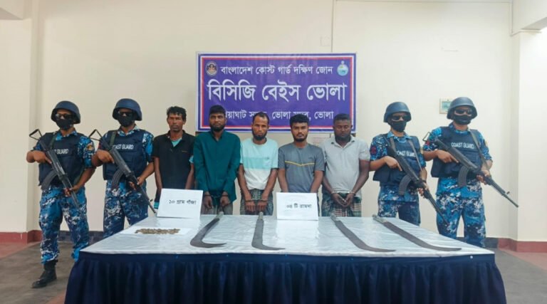 ভোলায় আগ্নেয়াস্ত্রসহ ৫ ডাকাত আটক