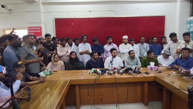 ভুক্তভোগী কলেজছাত্রীকে দেখতে পটুয়াখালীতে জাতীয় নাগরিক পার্টির আহ্বায়ক নাহিদ ইসলাম