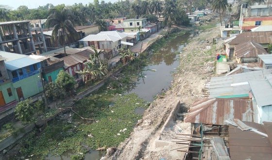 লালমোহনে খাল খনন বন্ধ, দখলদারদের সুবিধা দেওয়ার অভিযোগ
