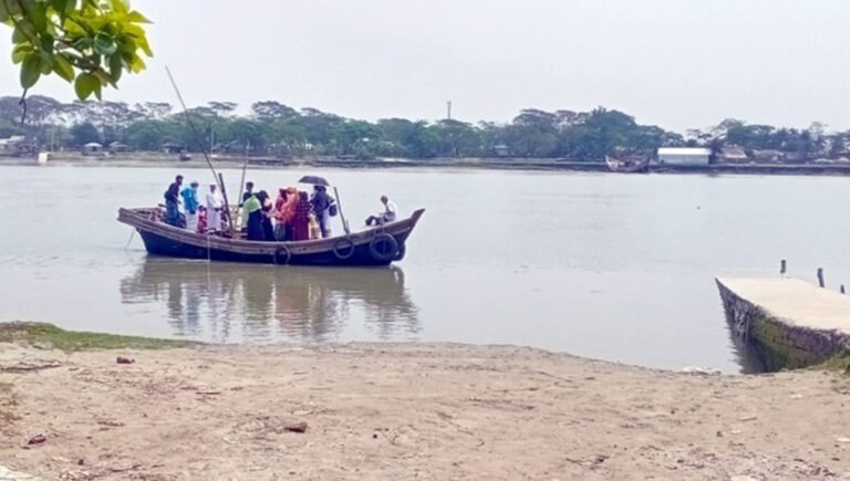 কলাপাড়ায় খেয়া পারাপারে অতিরিক্ত ভাড়া, যাত্রীদের ভোগান্তি চরমে