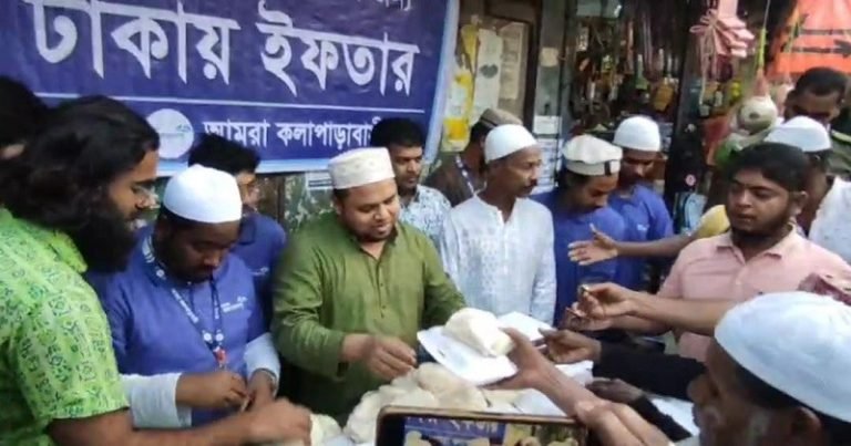কলাপাড়ায় ‘আমরা কলাপাড়াবাসী’ সংগঠনের উদ্যোগে নামমাত্র মূল্যে ইফতার বিক্রি শুরু