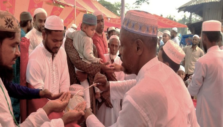 পটুয়াখালীর ঈদের মাঠে ব্যতিক্রমী আয়োজন, মধুতে আপ্যায়ন