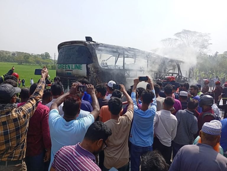 বরিশালে চলন্ত গ্রিন লাইনের বাসে আগুন
