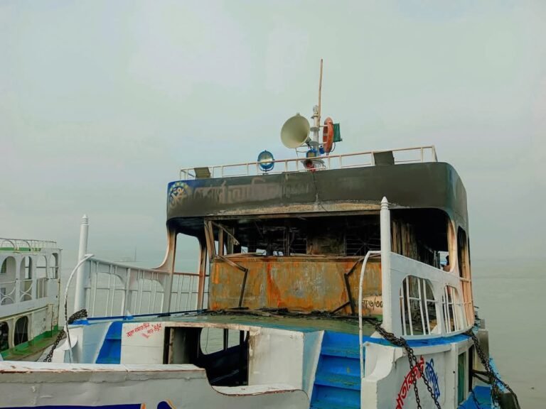 বরিশালে নোঙর করা লঞ্চে ভয়াবহ অগ্নিকাণ্ড