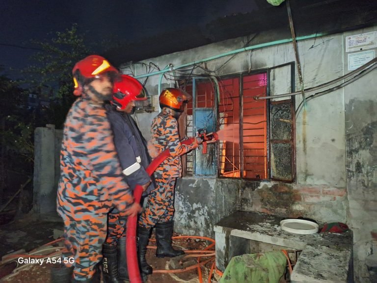বরিশালে স্বেচ্ছাসেবক দল নেতার বসতঘরে অগ্নিসংযোগ