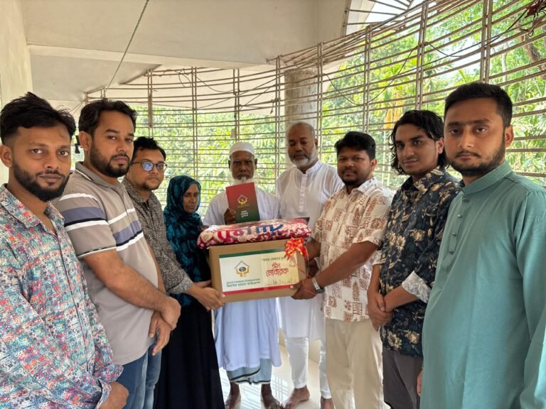 জিয়াউর রহমান ফাউন্ডেশনের উদ্যোগে দুমকিতে শহীদ বীর পরিবারের মাঝে ঈদ উপহার বিতরণ
