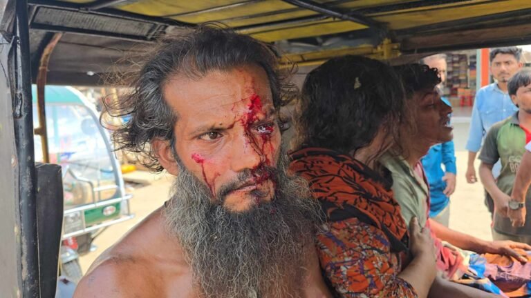 দুমকিতে জমি বিরোধে বাবা-ছেলেকে কুপিয়ে জখম