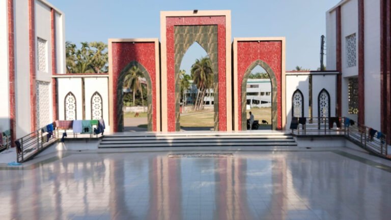 রাজাপুরের হাজিবাড়ি মসজিদ: নান্দনিক স্থাপত্যে মুগ্ধ দর্শনার্থীরা