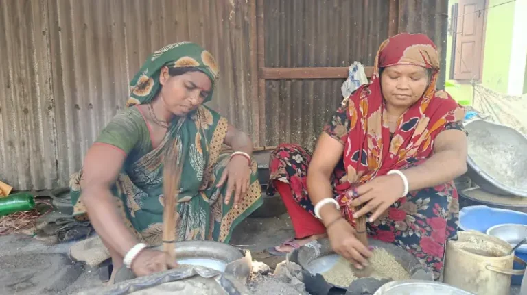 পটুয়াখালীতে হারিয়ে যাচ্ছে হাতে ভাজা মুড়ির ঐতিহ্য